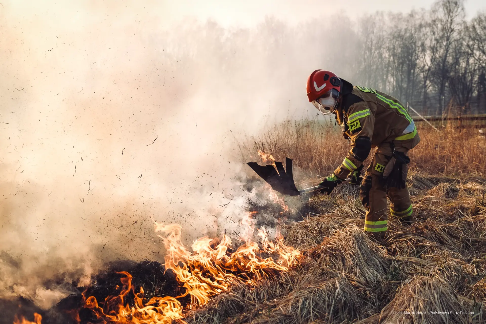 Vigili del fuoco in esercitazione con manichetta al campo di addestramento